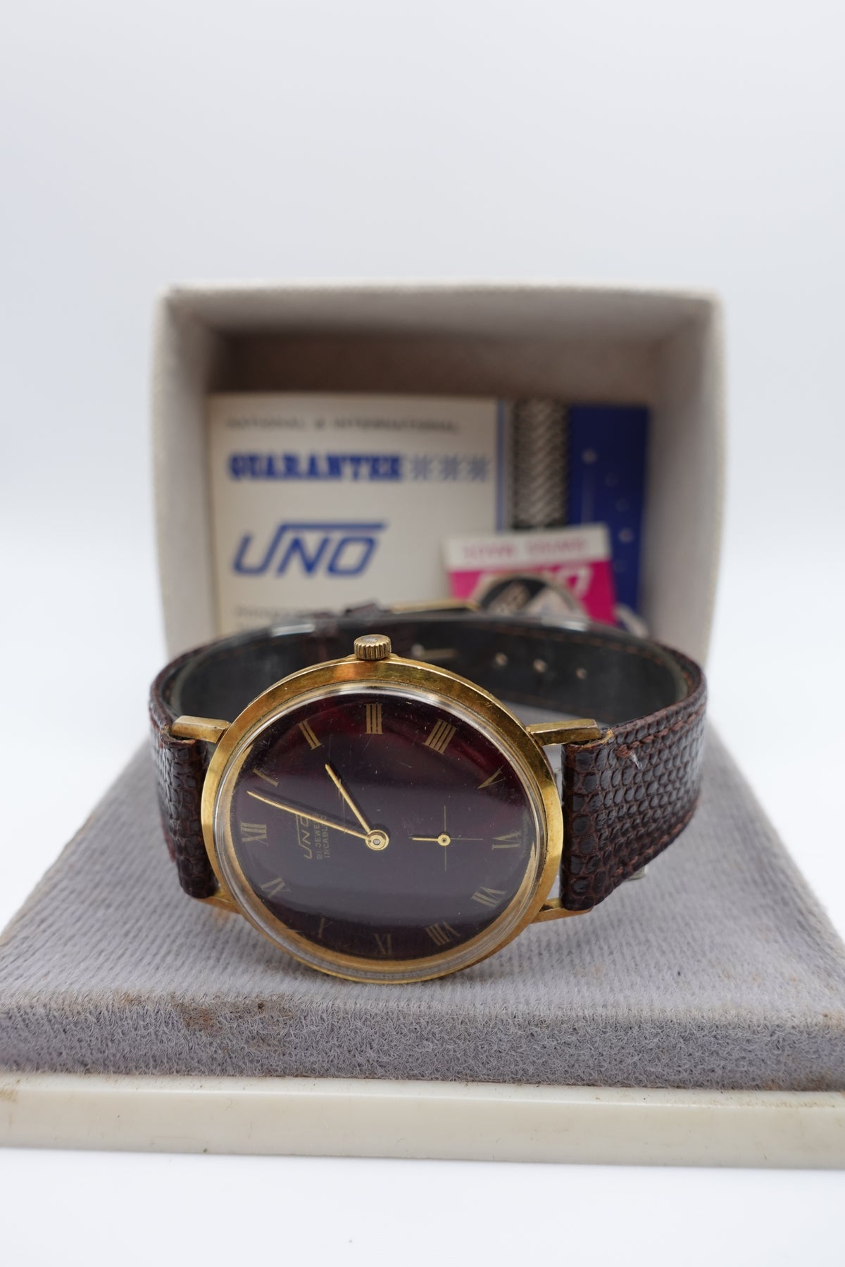 Uno Hand Wind 21 Jewel Incabloc with Stella Red Wine Dial 1338M - Vintage