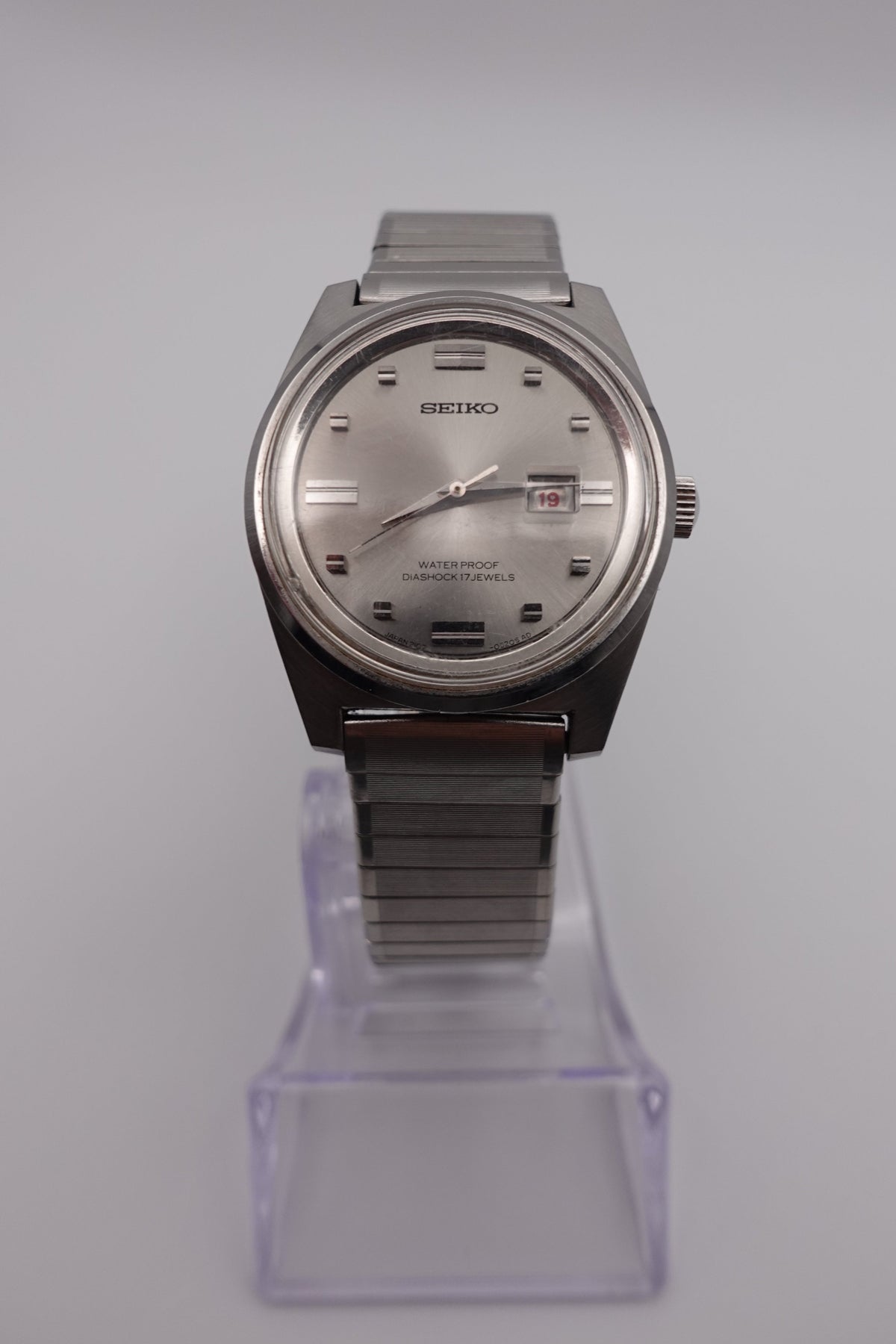 Seiko Hand Wind 17 Jewel Date Diashock Silver Dial 2107-0120 - Vintage